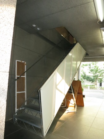 09職員室への階段web.JPG